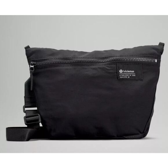 NWOT lululemon Clean Lines Crossbody Bag 2.8L black - Picture 1 of 8